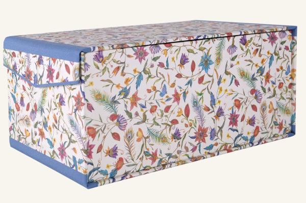 Photo box with hinged lid and magnet for lots of pictures to sort through