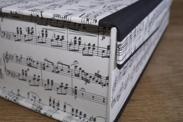 Box für Notenhefte mit klappbarer Front